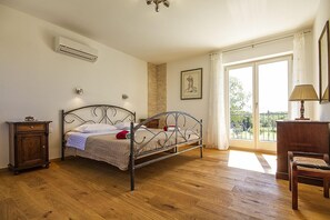 3 slaapkamers, een strijkplank/strijkijzer, gratis wifi, beddengoed