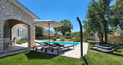 Espléndida Villa En La Naturaleza Con Piscina.
