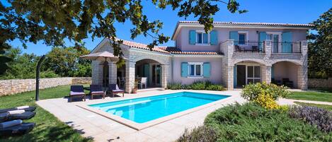 Lämmitetty uima-allas