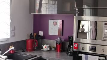 Geladeira, micro-ondas, fogão, cooktop
