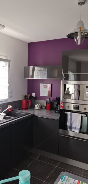 Réfrigérateur, micro-ondes, four, plaque de cuisson