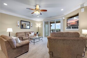 TV, fireplace, DVD player - Lands' End V.I.P. 3 Suite Condo - Near Outlet Mall - Elevator, Wi-Fi, Water Park (Osage Beach)