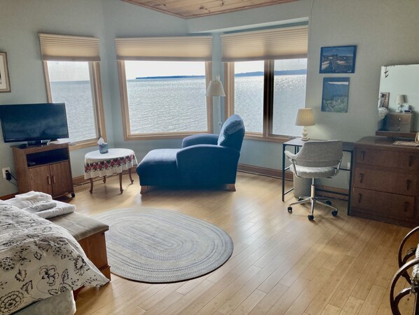 4 bedrooms, iron/ironing board, travel crib, free WiFi