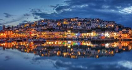 "Viehättävä kalastajan mökki kauniilla näkymillä satamaan ja merelle"