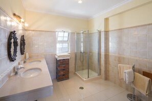 Ensemble douche/baignoire, bidet, serviettes fournies