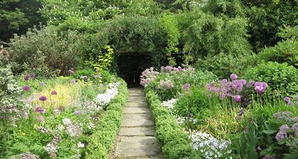 Secluded, listed stone cottage near Slaithwaite, family and pet friendly