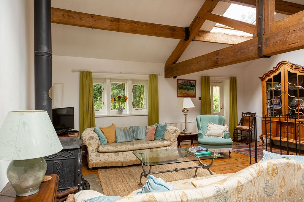 TV, peis, DVD-spiller og bøker