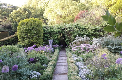 Secluded, listed stone cottage near Slaithwaite, family and pet friendly