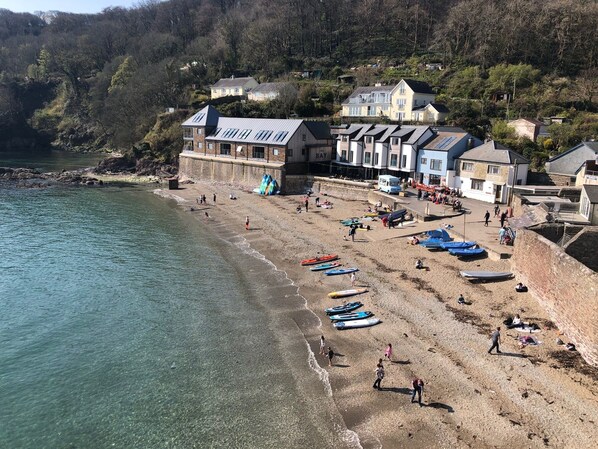 Beach nearby, sun loungers - Seaside cottage in heart of picturesque village by the coast path and beaches (Kingsand)