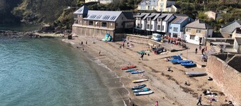 Cottage en position ensoleillée avec vue sur la mer dans un endroit calme mais central du village.