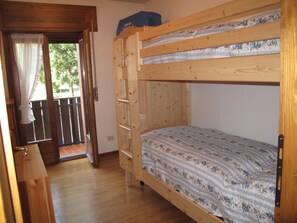 3 quartos, ferros/tábuas de passar roupa, Wi-Fi, roupa de cama