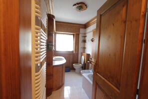 Combined shower/tub, hair dryer, bidet, towels - Two steps from Cortina d'Ampezzo (Vodo)
