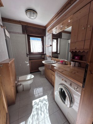 Combined shower/tub, hair dryer, bidet, towels - Two steps from Cortina d'Ampezzo (Vodo)