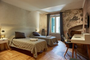 3 Schlafzimmer, Schreibtisch, Bügeleisen/Bügelbrett, Reisekinderbett