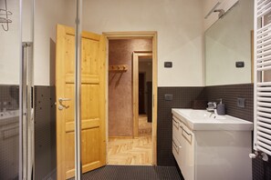 Dusche, Haartrockner, Bidet, Handtücher