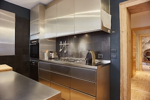 Geladeira, fogão, cooktop, lava-louças