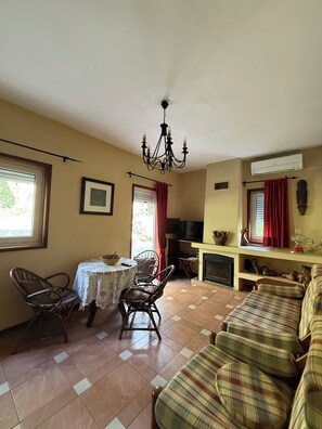 Televisión, chimenea, futbolito y tenis de mesa
