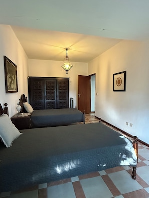 2 chambres, fer et planche à repasser, Wi-Fi gratuit, draps fournis