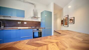 Frigorifero, microonde, forno, piano cottura