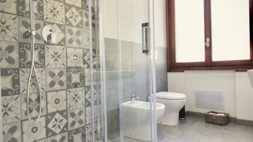 Toalettartikler (inkludert), hårføner, håndklær og toalettpapir