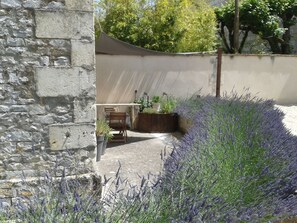 Terrace/patio - An enchanting gite for two close to Chinon, Saumur, Fontevraud Abbey (Loudun)