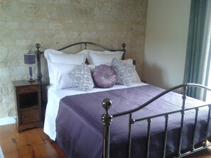 1 bedroom, desk, free WiFi, bed sheets - An enchanting gite for two close to Chinon, Saumur, Fontevraud Abbey (Loudun)