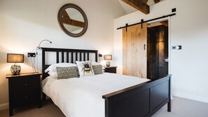 3 soverom, skrivebord, strykejern/-brett og reiseseng for barn