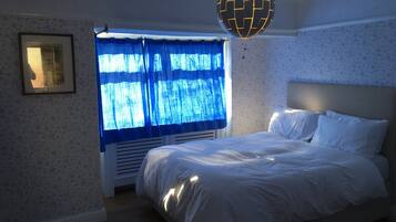 2 bedrooms, iron/ironing board, internet, bed sheets