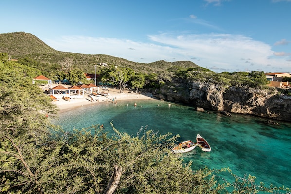 Beach nearby, sun loungers, beach towels
