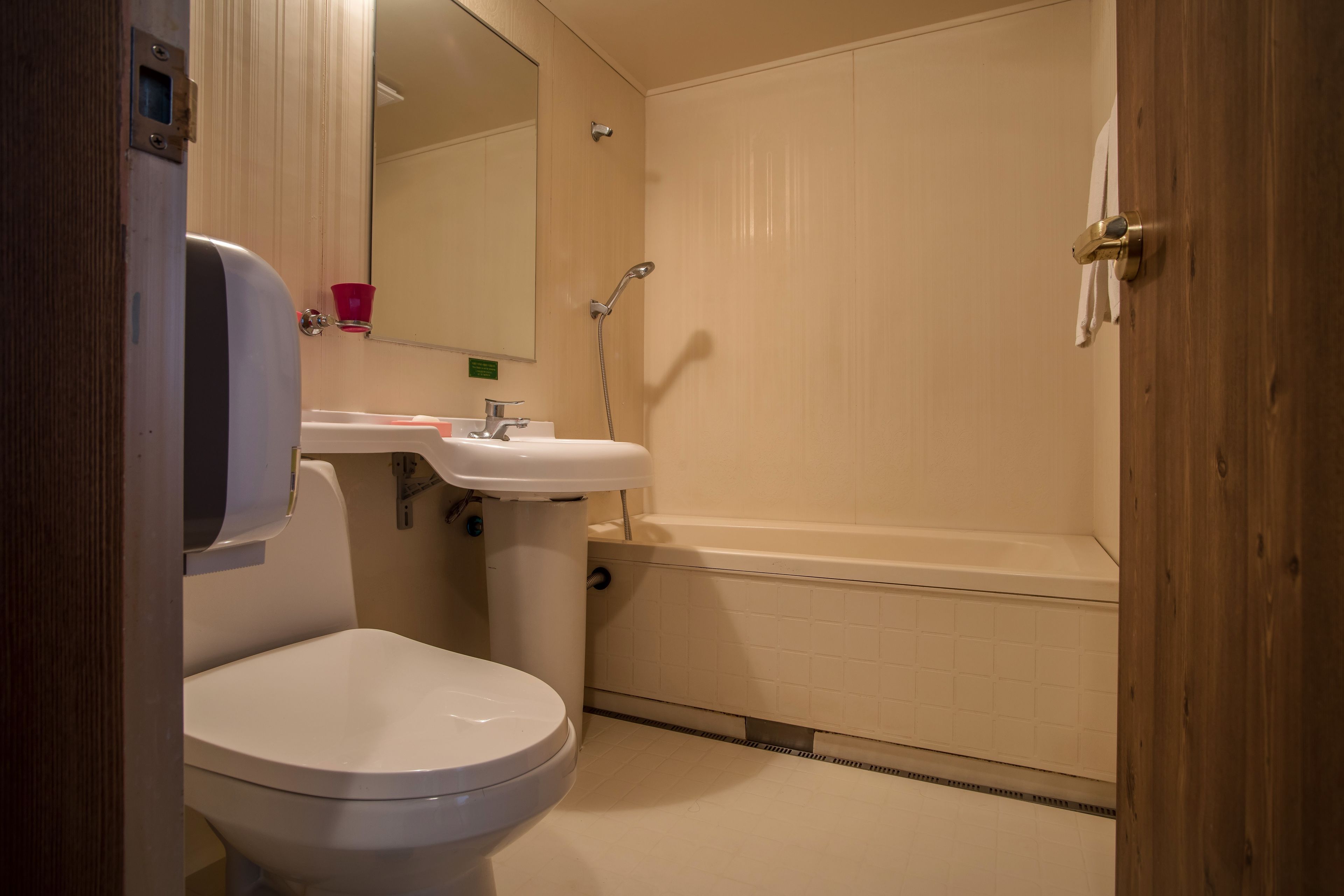 Une salle de bain comprenant des toilettes, un lavabo et une baignoire.