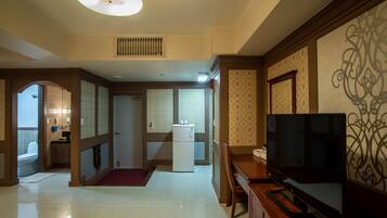Traditional Room, Non Smoking | Living area | Flat-screen TV