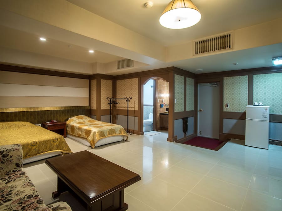 Family Twin Room | Soundproofing, free WiFi, bed sheets, wheelchair access