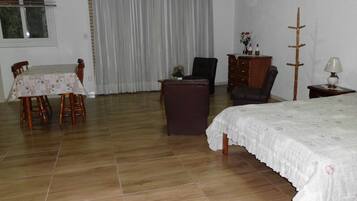 1 quarto, Wi-Fi de cortesia, roupa de cama