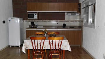 Refrigerador, microondas, parrilla de estufa y cafetera y tetera