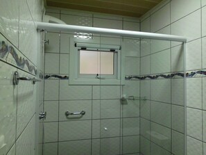 Dusche, Haartrockner, Handtücher, Toilettenpapier