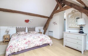 2 bedrooms, travel crib, free WiFi, bed sheets