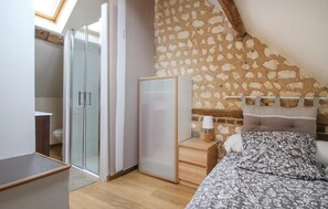 2 bedrooms, travel crib, free WiFi, bed sheets