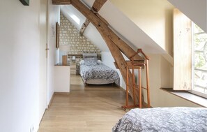 2 bedrooms, travel crib, free WiFi, bed sheets