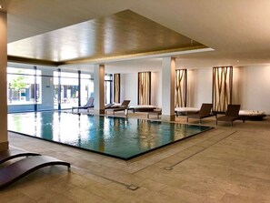 من حمّامات السباحة المغطاة، حمّام سباحة مُدفَّأ