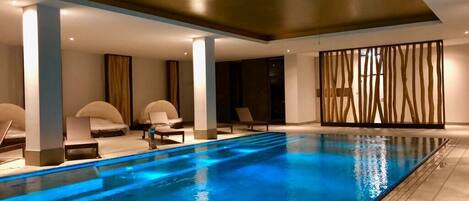 Una piscina cubierta, una piscina climatizada