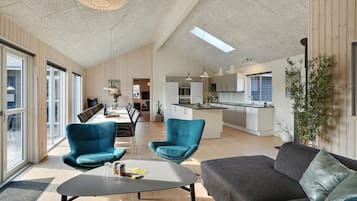 Tv, eldstad, en tv-spelskonsol och bordsfotboll