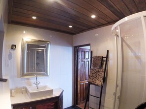 Combined shower/tub, hair dryer, towels, soap - Holiday home in the Caribbean with pool & sea view, 10 min. to beach, golf (Castries)