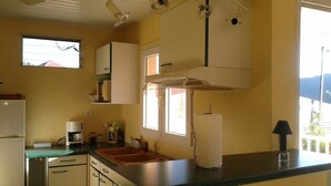 A compact kitchen with a sink, a coffee maker, and cabinets. - Stunning villa top 10mins beach (Rivière-Pilote)
