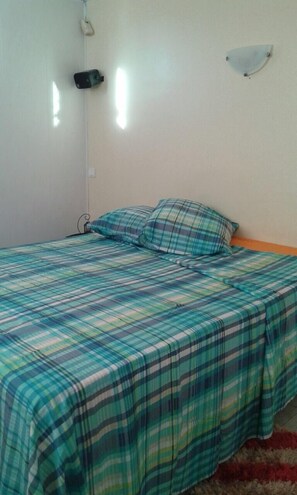 1 habitación, tabla de planchar con plancha, wifi y ropa de cama 