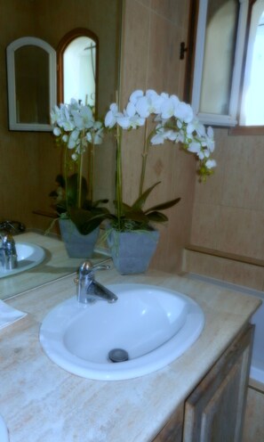 Kombinert dusj/badekar, hårføner og håndklær