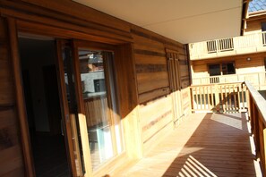 Exterior detail - 4- to 6-person apartment - ski shuttle at foot (Samoëns)