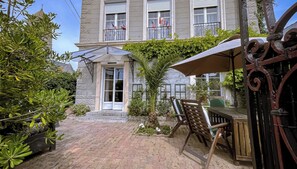 Outdoor dining - "A D-Day Heritage House in Ver-Sur-Mer" (Ver-sur-Mer)