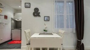 Dining - Charming Apartment / Rue Des Faussets / St Pierre ***** (2nd floor) (Bordeaux)