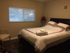 3 slaapkamers, een strijkplank/strijkijzer, internet, beddengoed