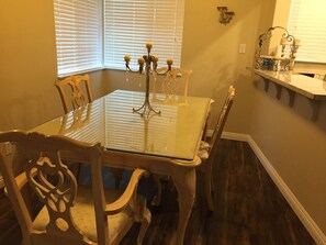 Dining - Charming Singingwood House (Sacramento)